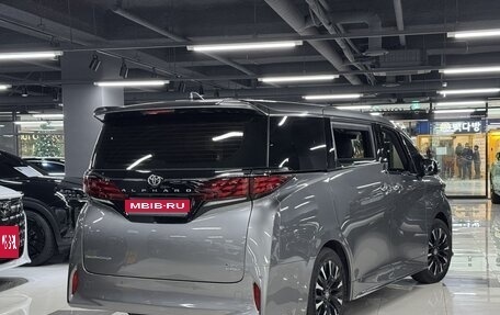 Toyota Alphard, 2024 год, 13 990 000 рублей, 2 фотография