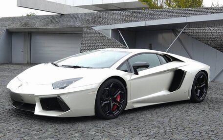 Lamborghini Aventador I рестайлинг, 2011 год, 30 000 000 рублей, 2 фотография