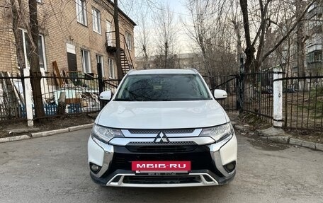 Mitsubishi Outlander III рестайлинг 3, 2019 год, 2 550 000 рублей, 8 фотография