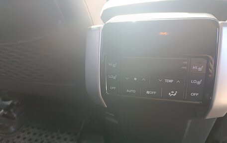 Toyota Land Cruiser Prado 150 рестайлинг 2, 2020 год, 6 800 000 рублей, 13 фотография