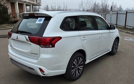 Mitsubishi Outlander III рестайлинг 3, 2022 год, 2 877 000 рублей, 7 фотография