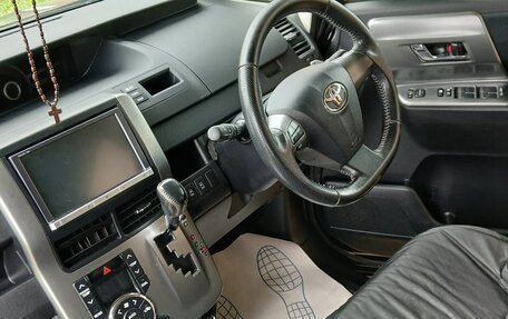 Toyota Voxy II, 2012 год, 700 000 рублей, 3 фотография