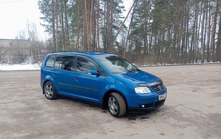 Volkswagen Touran III, 2004 год, 650 000 рублей, 2 фотография