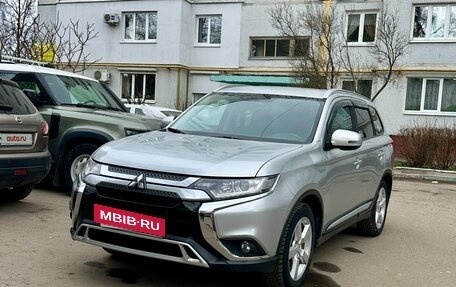 Mitsubishi Outlander III рестайлинг 3, 2018 год, 2 600 000 рублей, 2 фотография