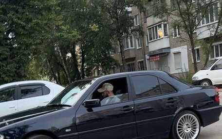 Mercedes-Benz C-Класс, 1998 год, 700 000 рублей, 1 фотография