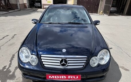 Mercedes-Benz C-Класс, 2004 год, 800 000 рублей, 1 фотография
