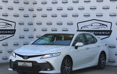 Toyota Camry, 2022 год, 3 850 000 рублей, 2 фотография