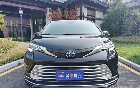Toyota Sienna, 2022 год, 4 480 000 рублей, 2 фотография