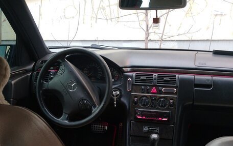 Mercedes-Benz E-Класс, 1997 год, 550 000 рублей, 4 фотография