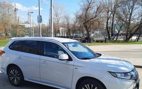 Mitsubishi Outlander III рестайлинг 3, 2022 год, 2 600 000 рублей, 4 фотография