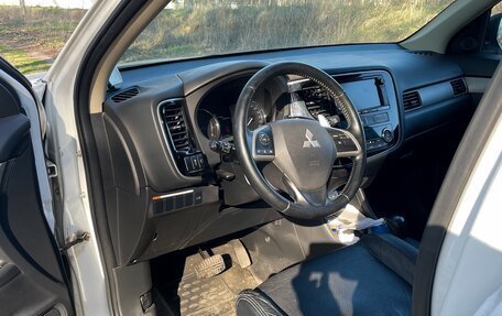 Mitsubishi Outlander III рестайлинг 3, 2014 год, 1 630 000 рублей, 7 фотография