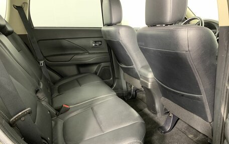 Mitsubishi Outlander III рестайлинг 3, 2015 год, 1 600 000 рублей, 16 фотография