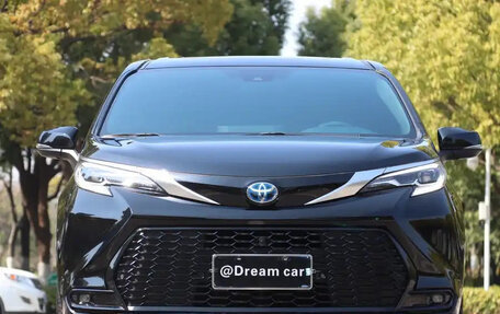 Toyota Sienna, 2022 год, 3 790 000 рублей, 2 фотография