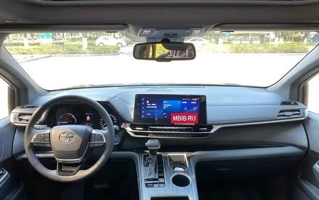 Toyota Sienna, 2022 год, 3 790 000 рублей, 11 фотография