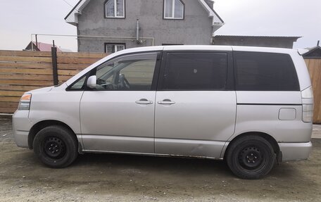 Toyota Voxy II, 2002 год, 1 000 000 рублей, 2 фотография