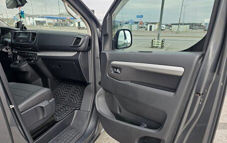 Peugeot Traveller I, 2019 год, 3 800 000 рублей, 26 фотография