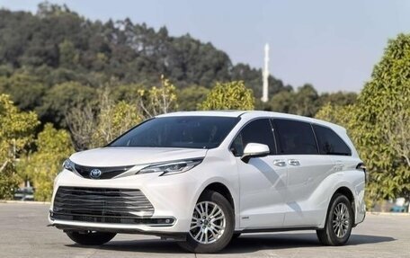 Toyota Sienna, 2022 год, 2 200 000 рублей, 1 фотография