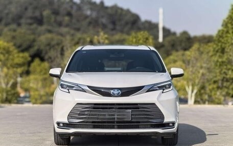 Toyota Sienna, 2022 год, 2 200 000 рублей, 4 фотография
