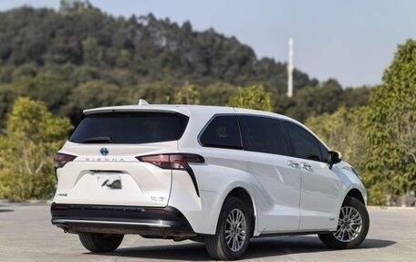 Toyota Sienna, 2022 год, 2 200 000 рублей, 2 фотография