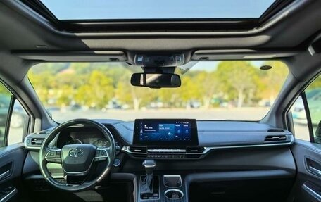 Toyota Sienna, 2022 год, 2 200 000 рублей, 14 фотография