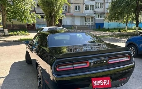 Dodge Challenger III рестайлинг 2, 2018 год, 3 400 000 рублей, 2 фотография