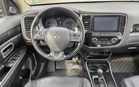 Mitsubishi Outlander III рестайлинг 3, 2019 год, 1 680 000 рублей, 10 фотография