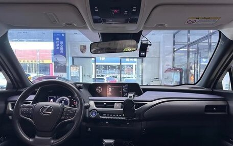 Lexus UX I, 2021 год, 2 750 000 рублей, 13 фотография