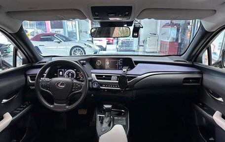 Lexus UX I, 2021 год, 2 750 000 рублей, 20 фотография