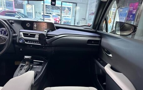 Lexus UX I, 2021 год, 2 750 000 рублей, 15 фотография
