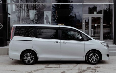 Toyota Esquire I, 2018 год, 2 370 000 рублей, 4 фотография