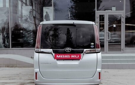 Toyota Esquire I, 2018 год, 2 370 000 рублей, 6 фотография