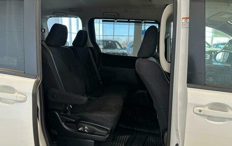 Toyota Voxy III, 2014 год, 2 049 000 рублей, 17 фотография