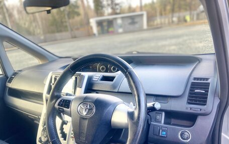Toyota Noah III, 2013 год, 1 599 000 рублей, 14 фотография