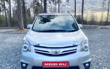 Toyota Noah III, 2013 год, 1 599 000 рублей, 9 фотография