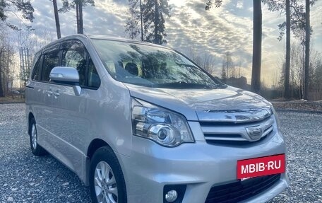 Toyota Noah III, 2013 год, 1 599 000 рублей, 8 фотография