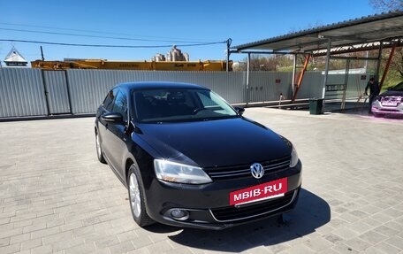 Volkswagen Jetta VI, 2013 год, 1 380 000 рублей, 2 фотография