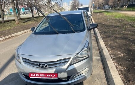Hyundai Solaris II рестайлинг, 2015 год, 1 000 000 рублей, 1 фотография