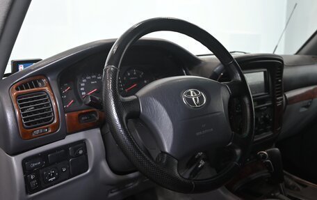 Toyota Land Cruiser 100 рестайлинг 2, 2002 год, 1 690 000 рублей, 15 фотография