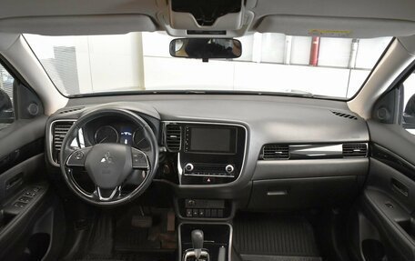 Mitsubishi Outlander III рестайлинг 3, 2020 год, 2 099 000 рублей, 9 фотография