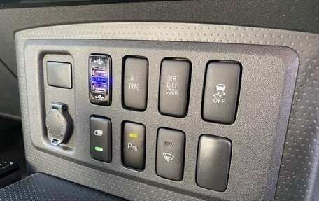 Toyota FJ Cruiser, 2018 год, 3 800 000 рублей, 24 фотография