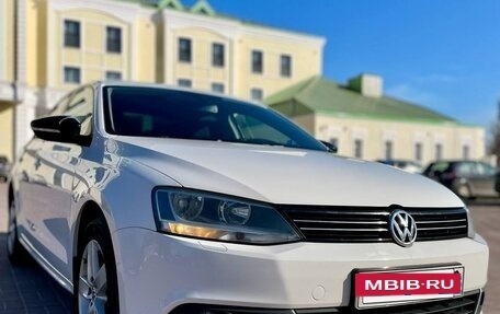 Volkswagen Jetta VI, 2013 год, 1 200 000 рублей, 2 фотография