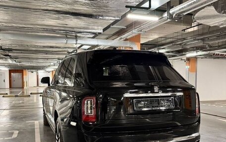 Rolls-Royce Cullinan, 2019 год, 33 000 000 рублей, 3 фотография