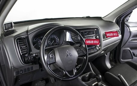Mitsubishi Outlander III рестайлинг 3, 2015 год, 1 395 000 рублей, 19 фотография