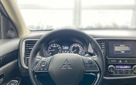Mitsubishi Outlander III рестайлинг 3, 2022 год, 3 150 000 рублей, 9 фотография