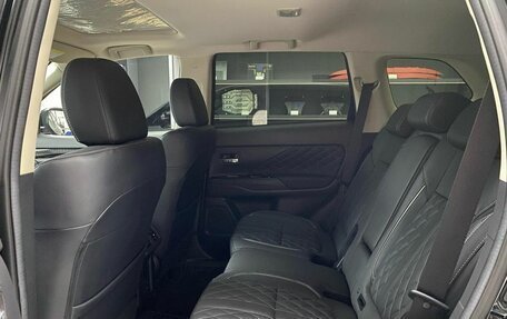 Mitsubishi Outlander III рестайлинг 3, 2022 год, 3 150 000 рублей, 8 фотография