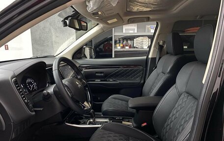 Mitsubishi Outlander III рестайлинг 3, 2022 год, 3 150 000 рублей, 10 фотография