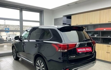 Mitsubishi Outlander III рестайлинг 3, 2022 год, 3 150 000 рублей, 6 фотография