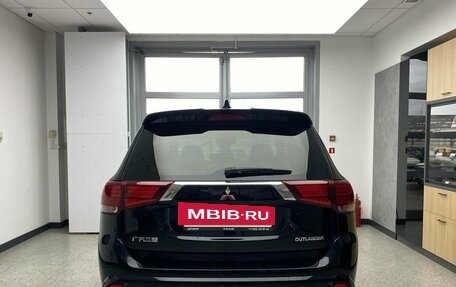 Mitsubishi Outlander III рестайлинг 3, 2022 год, 3 150 000 рублей, 5 фотография