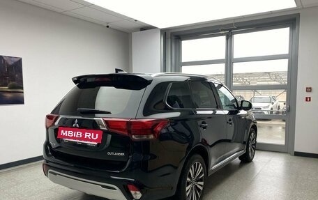 Mitsubishi Outlander III рестайлинг 3, 2022 год, 3 150 000 рублей, 4 фотография