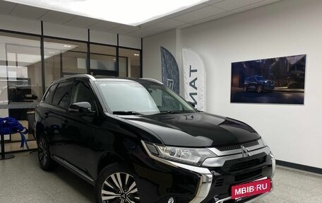 Mitsubishi Outlander III рестайлинг 3, 2022 год, 3 150 000 рублей, 3 фотография